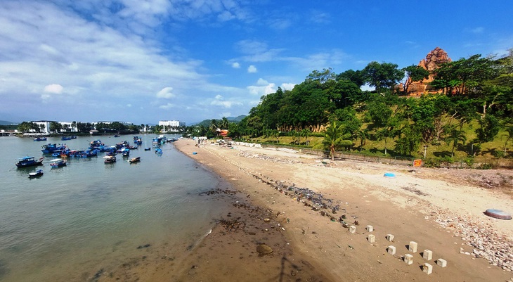 Hạng mục công trình kè bờ bắc sông Cái tại khu vực Tháp Bà Ponagar, TP Nha Trang (Khánh Hòa) thuộc dự án CCSEP Nha Trang đã bị Ngân hàng Thế giới hủy tài trợ vốn, đang xây dang dở - Ảnh: PHAN SÔNG NGÂN