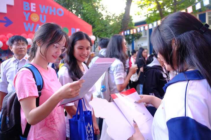 Em Nguyễn Xuân Hằng (học sinh Trường THPT Tân Hiệp, Tiền Giang, bìa trái) tìm hiểu thông tin tại Ngày hội tư vấn tuyển sinh do báo Tuổi Trẻ tổ chức tại TP.HCM - Ảnh: NGỌC PHƯỢNG