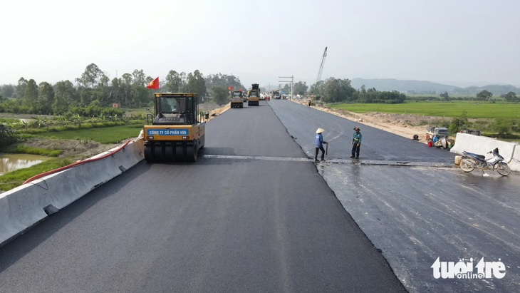 Nhà thầu đang trải thảm mặt đường cao tốc Diễn Châu - Bãi Vọt