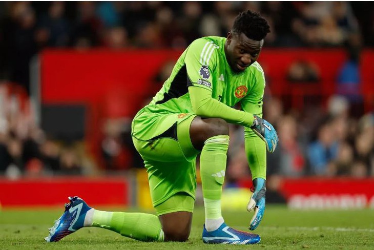 Thủ môn Andre Onana tiếp tục mắc sai lầm khiến Man Utd bị thủng lưới - Ảnh: Getty