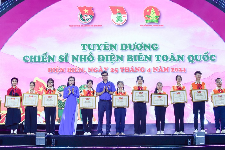 Anh Bùi Quang Huy - bí thư thứ nhất Trung ương Đoàn và chị Nguyễn Phạm Duy Trang - chủ tịch Hội đồng Đội trung ương - tặng bằng khen các Chiến sĩ nhỏ Điện Biên tiêu biểu - Ảnh: HÀ QUÂN