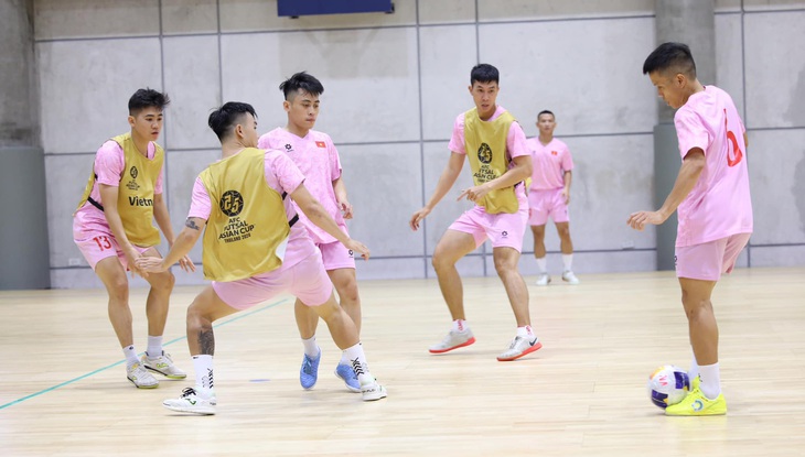 Đội tuyển futsal Việt Nam ra sân tập luyện vào chiều 25-4 - Ảnh: VFF