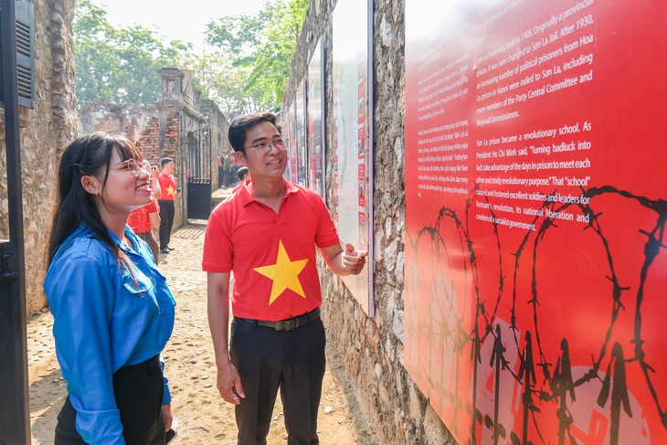 Đại biểu cụm Đông Nam Bộ tìm hiểu về những câu chuyện chưa kể ở nhà tù Sơn La - Ảnh: HÀ QUÂN