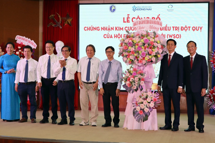 Lãnh đạo tỉnh Đồng Nai tặng hoa chúc mừng Bệnh viện Đa khoa Đồng Nai đạt tiêu chuẩn kim cương về điều trị đột quỵ - Ảnh: AN BÌNH