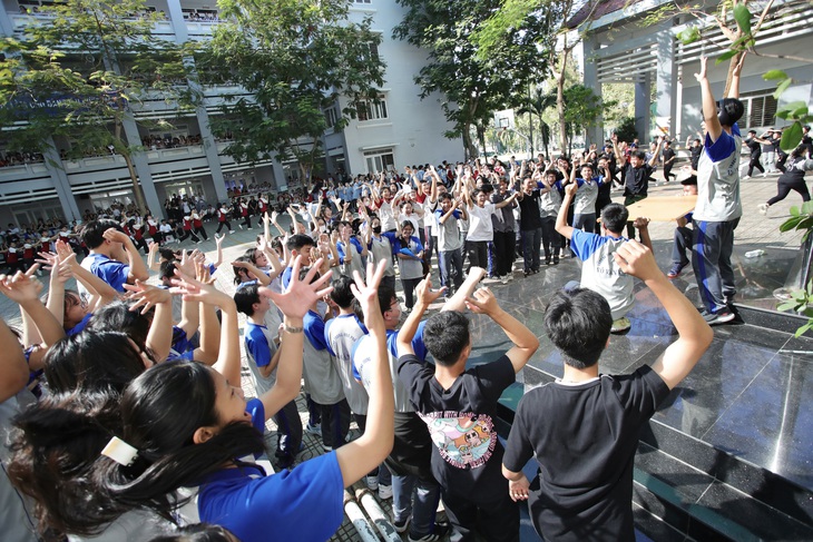 Các em học sinh 'quẩy' hết mình với điệu nhạc trong Ngày thứ năm hạnh phúc - Ảnh nhà trường cung cấp