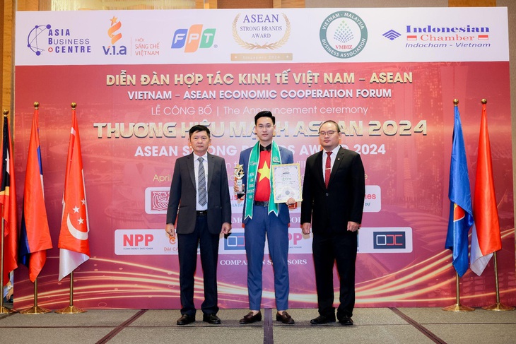 FA'NU được trao chứng nhận Sản phẩm - Dịch vụ Chất lượng ASEAN 2024- Ảnh 1. Ông Hoàng Quốc Hoàn nhận kỷ niệm chương của chương trình và chứng nhận Sản phẩm - Dịch vụ Chất lượng ASEAN 2024