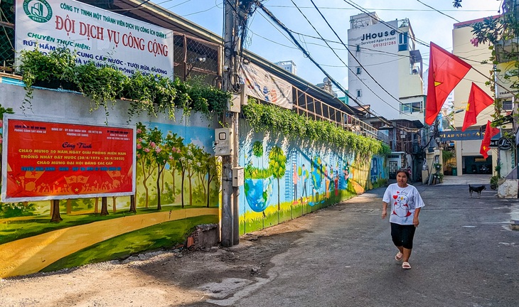 Hẻm 42 Trần Đình Xu (phường Cô Giang, quận 1) được dọn dẹp sạch sẽ và trang trí lại - Ảnh: GIAI THỤY