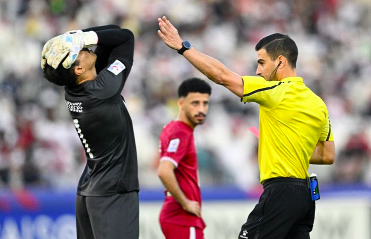 Tấm thẻ đỏ của thủ môn Yousef Abdulrahman Baliadeh khiến U23 Qatar gặp khó khăn trước U23 Nhật Bản - Ảnh: AFC