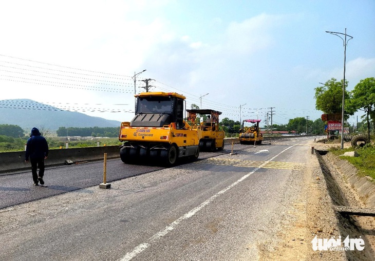 Máy móc thiết bị được huy động đến hiện trường để sửa chữa những điểm hư hỏng trên quốc lộ 1 đoạn qua Hà Tĩnh - Ảnh: LÊ MINH