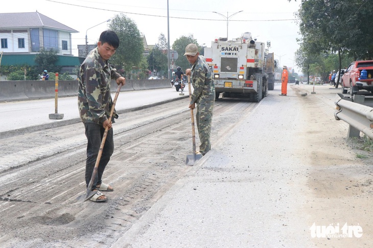 Các công nhân tham gia sửa chữa mặt đường quốc lộ 1 đoạn qua Hà Tĩnh bị hư hỏng - Ảnh: LÊ MINH