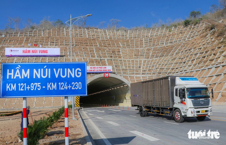 Ngày đầu thông tuyến diễn ra thông suốt, các phương tiện lưu thông tuân thủ quy định về an toàn giao thông - Ảnh: DUY NGỌC