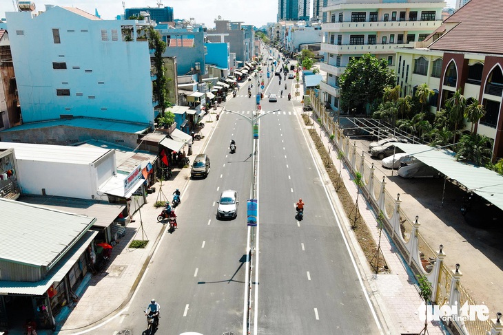 Đường Tạ Quang Bửu (đoạn qua phường 4, từ Chánh Hưng đến rạch Sông Sáng) với 4 làn xe - Ảnh: PHƯƠNG NHI