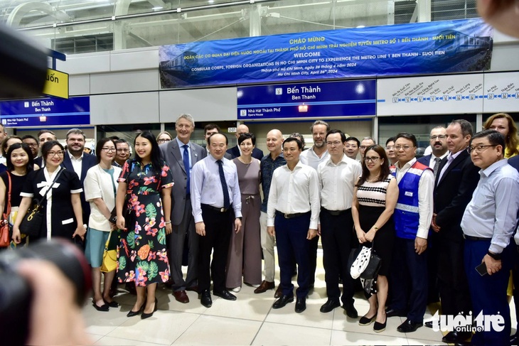 Đoàn các cơ quan đại diện ngoại giao tại TP.HCM trải nghiệm tuyến metro Bến Thành - Suối Tiên sáng 26-4 - Ảnh: T.T.D.