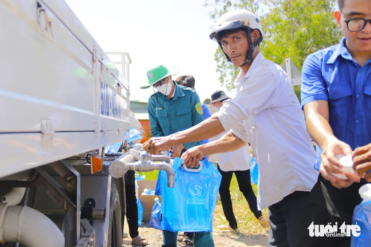 Anh Nguyễn Hồng Sơn (49 tuổi, ngụ xã Phú Đông, huyện Tân Phú Đông, tỉnh Tiền Giang) bày tỏ sự vui mừng khi nhận được nước ngọt hỗ trợ - Ảnh: TIẾN QUỐC