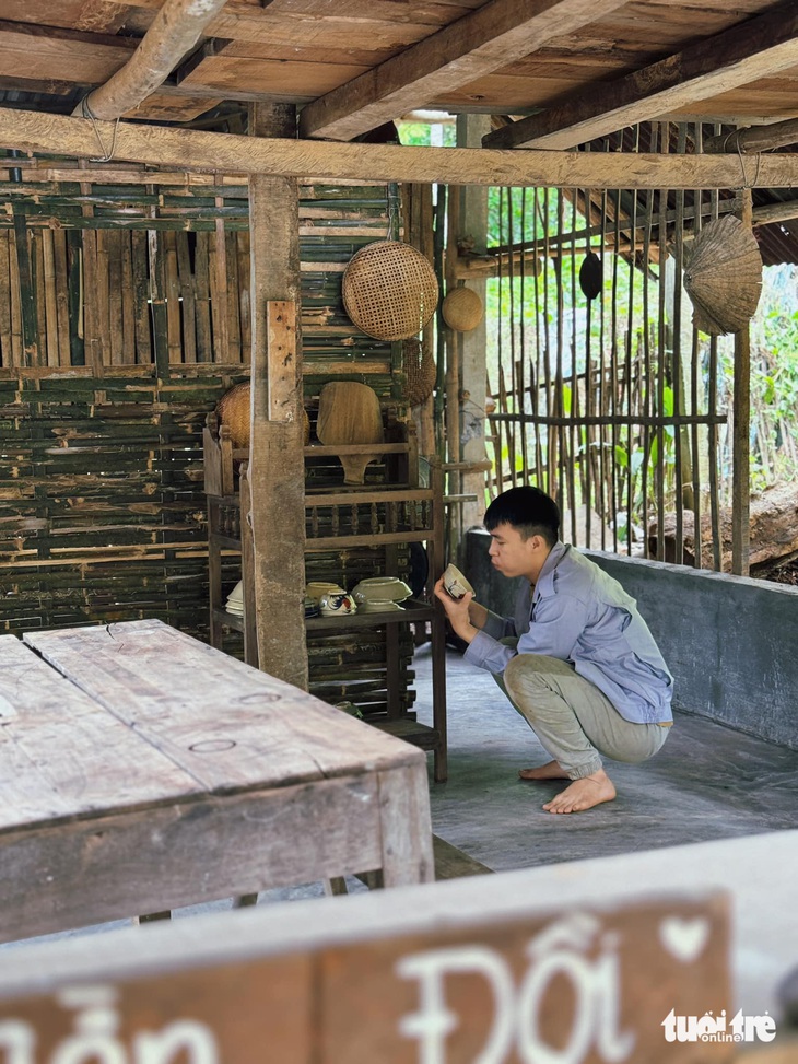 Bún vớt dưới sông, canh chuối hờn mắm cái… độc lạ qua thước phim của đôi bạn bỏ phố về quê- Ảnh 1.