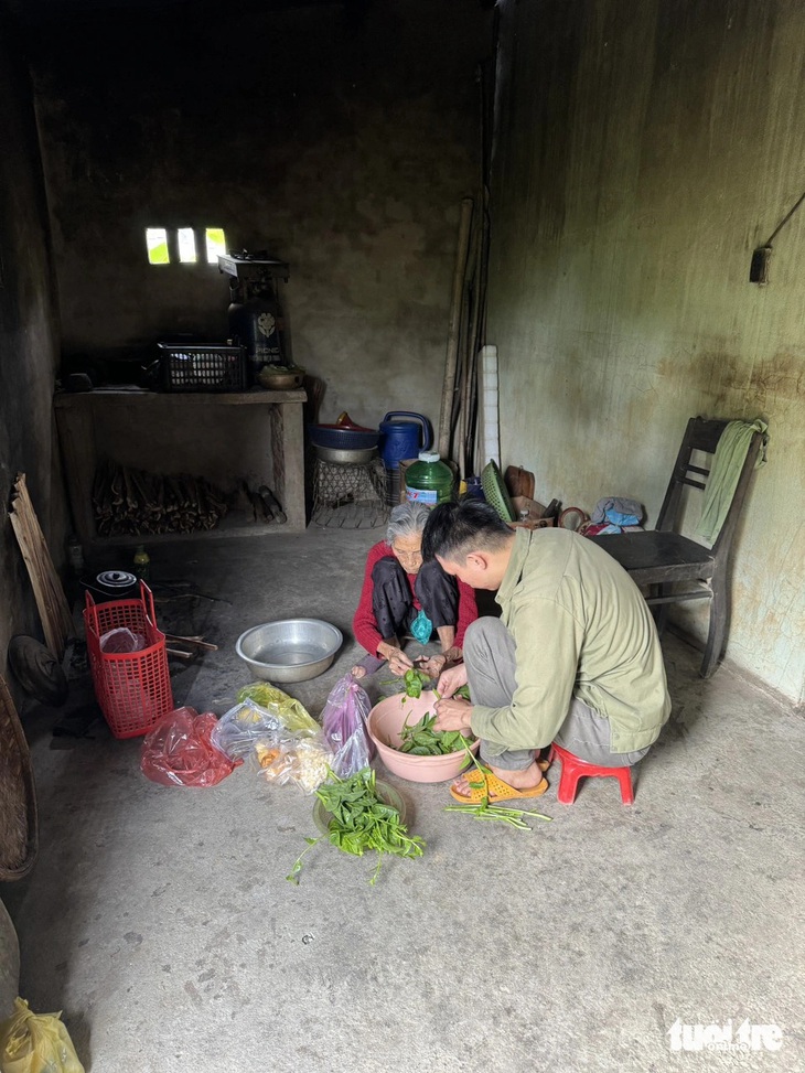 Bún vớt dưới sông, canh chuối hờn mắm cái… độc lạ qua thước phim của đôi bạn bỏ phố về quê- Ảnh 11.