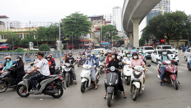 Giao thông rối loạn giao lộ Láng - Cầu Giấy khi xe máy lấn qua vạch dừng lúc đèn đỏ gây cản trỡ hàng xe đang lưu thông - Ảnh: T.T.D.