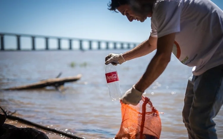 Coca Cola là nhà sản xuất gây ô nhiễm nhựa lớn nhất thế giới