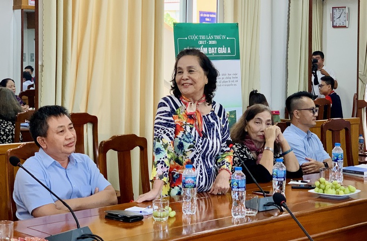 Nhà văn Kim Quyên đóng góp ý kiến tại tọa đàm - Ảnh: HOÀI PHƯƠNG