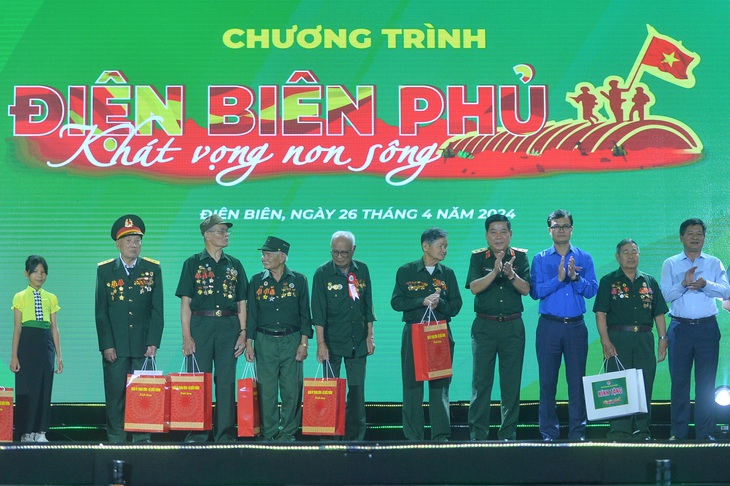 Trung tướng Nguyễn Văn Gấu - phó chủ nhiệm Tổng cục Chính trị Quân đội nhân dân Việt Nam, anh Bùi Quang Huy - bí thư thứ nhất Trung ương Đoàn, ông Lê Thành Đô - chủ tịch UBND tỉnh Điện Biên - trao các suất quà cho các cựu chiến binh, thanh niên xung phong, người có công, gia đình liệt sĩ, thiếu nhi hoàn cảnh khó khăn - Ảnh: HÀ QUÂN