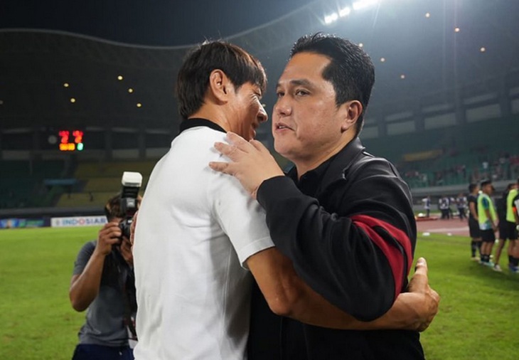 Chủ tịch PSSI Erick Thohir chúc mừng chiến tích của HLV Shin Tae Yong - Ảnh: PSSI