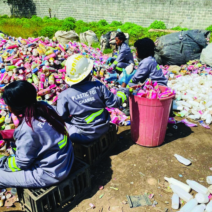 Người ve chai tham gia phân loại rác trong dự án được Plastic For Change hỗ trợ.  Ảnh: Plastic For Change