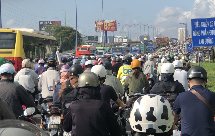 Tình trạng ùn ứ kéo dài cũng xảy ra tại khu vực cầu Rạch Chiếc sáng 26-4 - Ảnh: NHẬT TOÀN