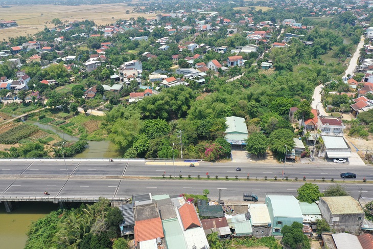 Đám lúa được người dân phơi trên cầu Thanh Quýt (thị xã Điện Bàn) chắn ngang quốc lộ 1 - Ảnh: B.D.