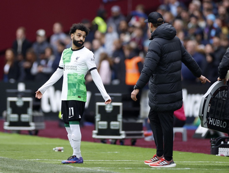 Salah và HLV Klopp tranh cãi nảy lửa bên ngoài đường biên - Ảnh: REUTERS