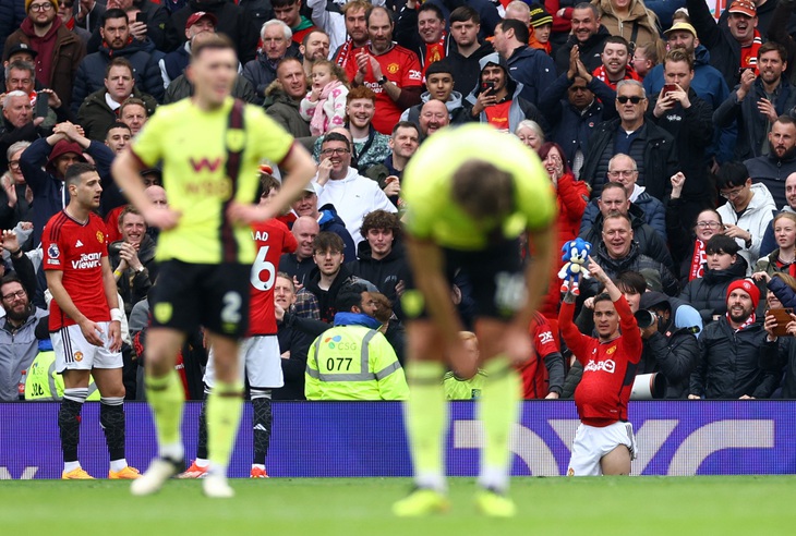 Antony ăn mừng bàn thắng vào lưới Burnley - Ảnh: REUTERS