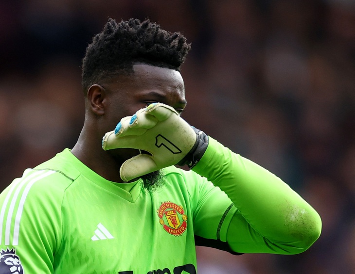 Thủ môn Onana mắc lỗi trong bàn thua của Man United - Ảnh: REUTERS