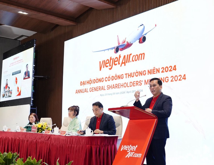 Tổng giám đốc Vietjet Đinh Việt Phương báo cáo tại đại hội - Ảnh: N.Q