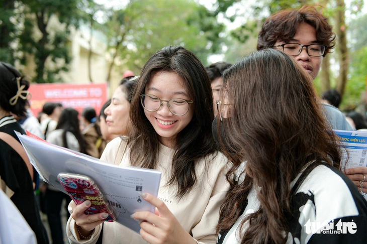 Học sinh tham dự ngày hội tư vấn tuyển sinh - hướng nghiệp năm 2024 do báo Tuổi Trẻ phối hợp với các đơn vị tổ chức - Ảnh: NAM TRẦN