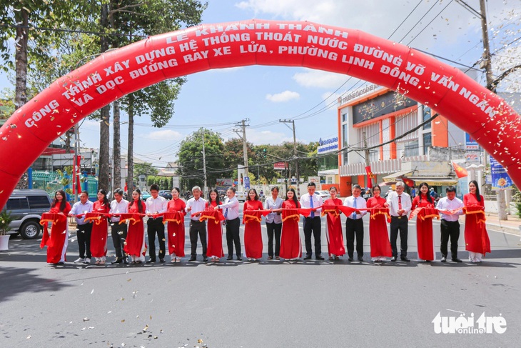 Các lãnh đạo UBND TP.HCM, TP Thủ Đức cắt băng khánh thành tại đường Võ Văn Ngân sáng 27-4 - Ảnh: CHÂU TUẤN