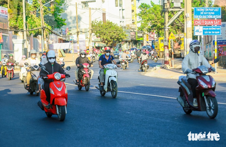 Sáng 27-4, người dân TP Thủ Đức đi trên đường Võ Văn Ngân không còn cảnh "lô cốt" án ngữ, đường thông thoáng, thuận tiện - Ảnh: CHÂU TUẤN