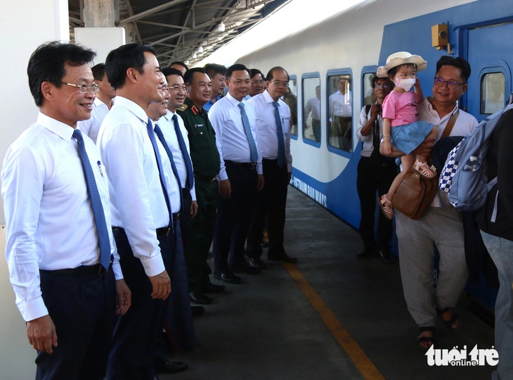 Lãnh đạo TP.HCM, Ủy ban Quản lý vốn nhà nước tại doanh nghiệp, ngành đường sắt... tiễn khách lên đoàn tàu chất lượng cao - Ảnh: ĐỨC PHÚ