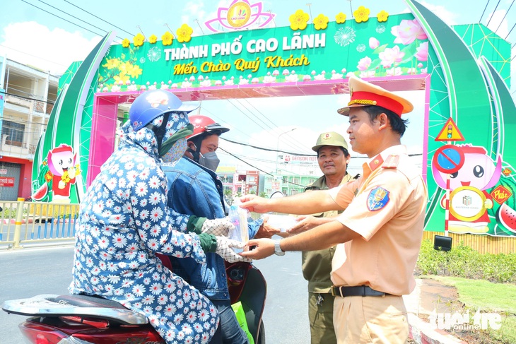 Điểm tặng nước suối miễn phí tại TP Cao Lãnh - Ảnh: PHƯỚC THANH