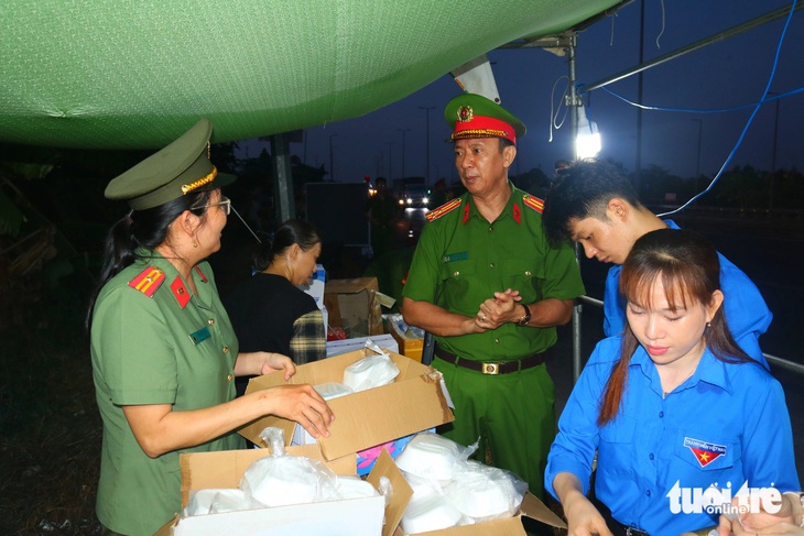 Công an TP Cao Lãnh, đoàn viên thanh niên chuẩn bị bánh bao tặng người về quê tối 26-4 - Ảnh: PHƯỚC THANH