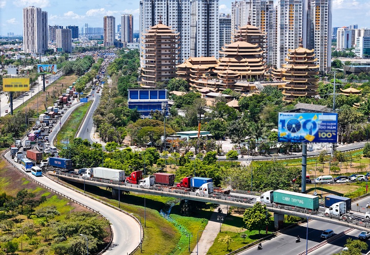 Dần về trưa 27-4, tình hình giao thông trên đường Võ Nguyên Giáp, Mai Chí Thọ (TP Thủ Đức) cảng trở nên căng thẳng - Ảnh: CHÂU TUẤN