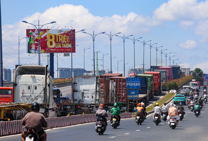 Hàng dài xe container, xe tải 