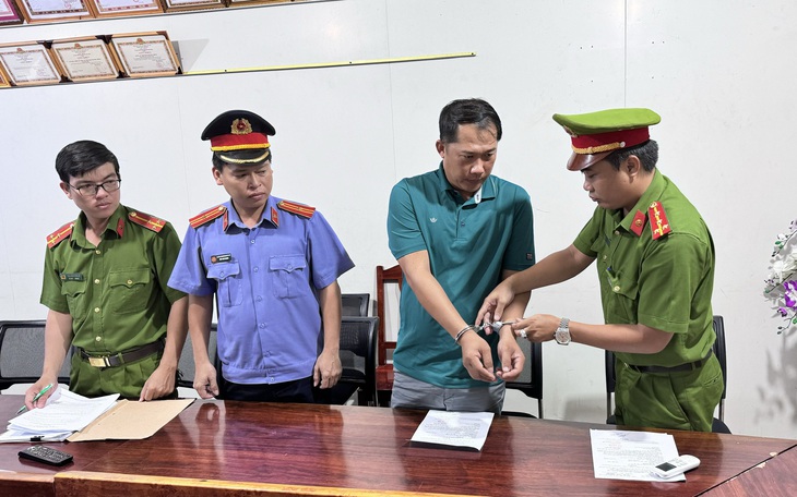 Bắt nguyên chủ tịch xã Cửa Cạn, TP Phú Quốc vì nhận hối lộ 1 ô tô và hơn 5 tỉ đồng