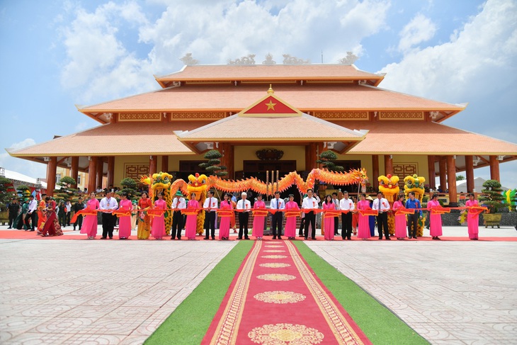 Lãnh đạo Đảng, Nhà nước và lãnh đạo Tỉnh ủy, UBND tỉnh Kiên Giang cắt băng khánh thành Đền thờ Anh hùng liệt sĩ, lực lượng vũ trang nhân dân và thanh niên xung phong hy sinh trên tuyến đường 1C - Ảnh: LÊ VŨ