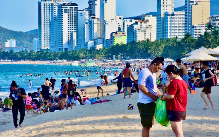 Bãi biển Nam Trung Bộ ken kín người dân, du khách đến 'giải nhiệt'