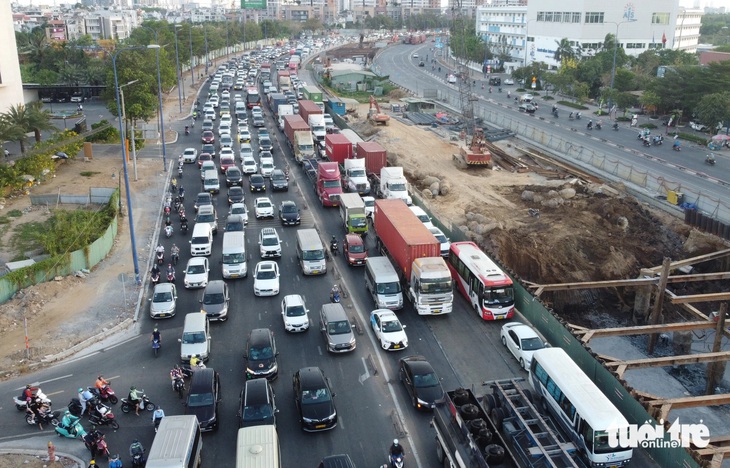 Đóng cao tốc bất thình lình khiến dòng xe trên đường Mai Chí Thọ chuẩn bị rẽ phải vào cao tốc bị ùn lại, gây kẹt xe - Ảnh: MINH HÒA