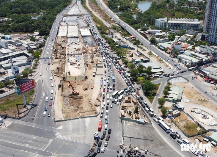 Việc đóng cao tốc khiến dòng xe ùn ứ kéo dài ra đường Mai Chí Thọ, kéo dài tới giao lộ đường Đồng Văn Cống, Lương Định Của trưa 28-4 - Ảnh: MINH HÒA