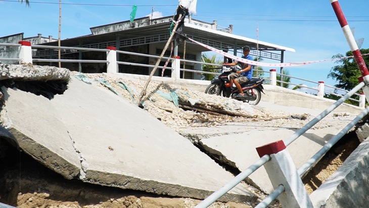 Những cầu bê tông ở xã Khánh Hưng trị giá hơn tỉ đồng mới đưa vào sử dụng nhưng bị sụp, gãy các nhịp, xe ô tô không thể lưu thông được - Ảnh: THANH HUYỀN