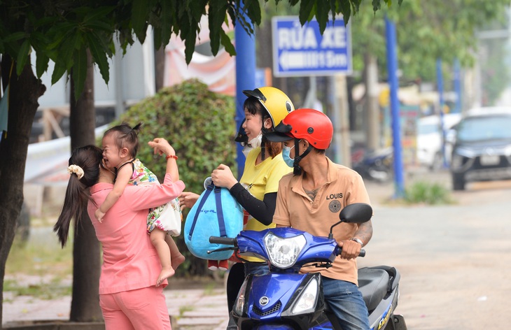 Một gia đình công nhân làm việc tại Khu công nghiệp Mỹ Phước 2, tỉnh Bình Dương gửi con ở nhà trẻ trước khi đến công ty- Ảnh: TỰ TRUNG