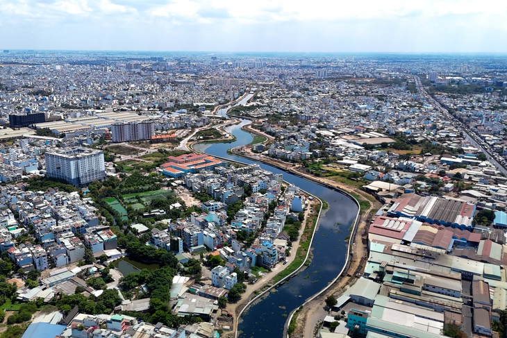 Theo Ban quản lý dự án đầu tư xây dựng hạ tầng đô thị TPHCM (chủ đầu tư), dự án Kênh Tham Lương - Bến Cát - Rach Nước Lên chia làm 10 gói thầu xây lắp. Sau khoảng 1 năm thi công, tổng khối lượng dự án đạt hơn 50%. Trong đó, hạng mục xây dựng bờ kè đạt gần 49% khối lượng