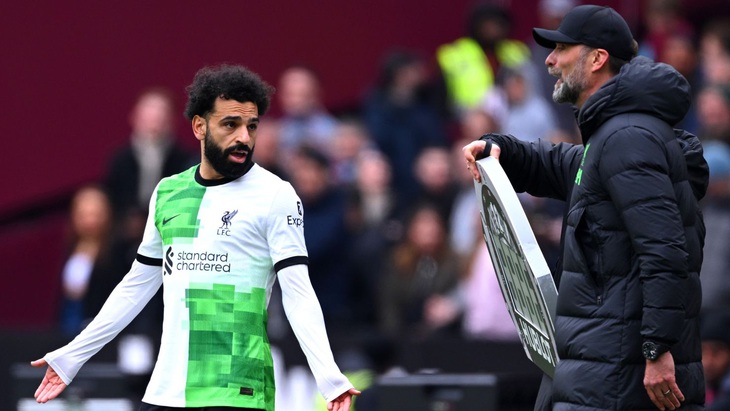 HLV Jurgen Klopp và tiền đạo Mohamed Salah tranh cãi dữ dội ngay trên sân - Ảnh: Getty