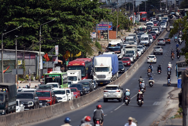 Xe nối đuôi nhau kéo dài hơn 3km trên quốc lộ 1 (đoạn qua xã Bắc Sơn, huyện Trảng Bom, Đồng Nai), hướng từ Đồng Nai đi Bình Thuận